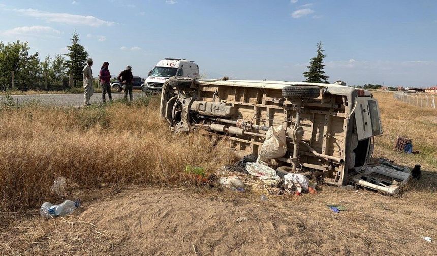 Minibüs devrildi: 7'si çocuk 17 kişi yaralandı