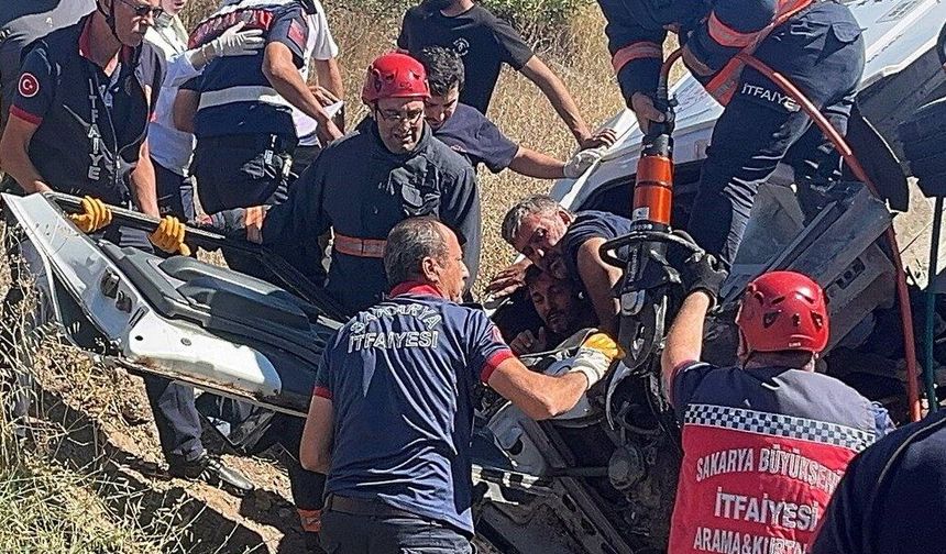Freni patlayan kamyon, otomobilin üzerine devrildi: 6 yaralı