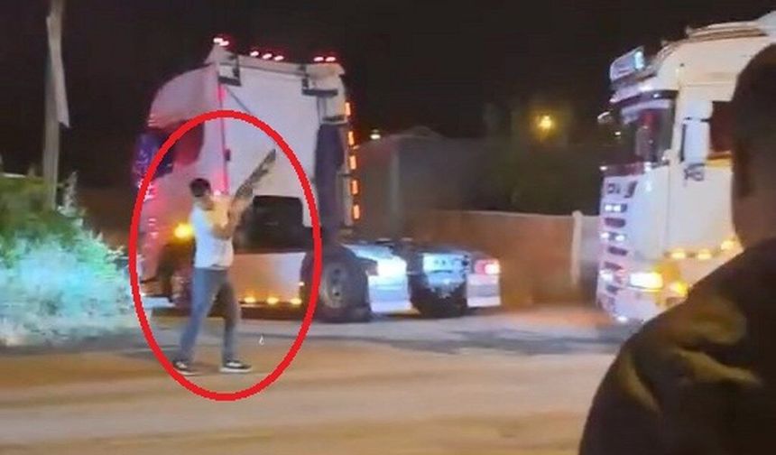 Düğün konvoyunda pompalı ile havaya ateş eden şahıs kamerada