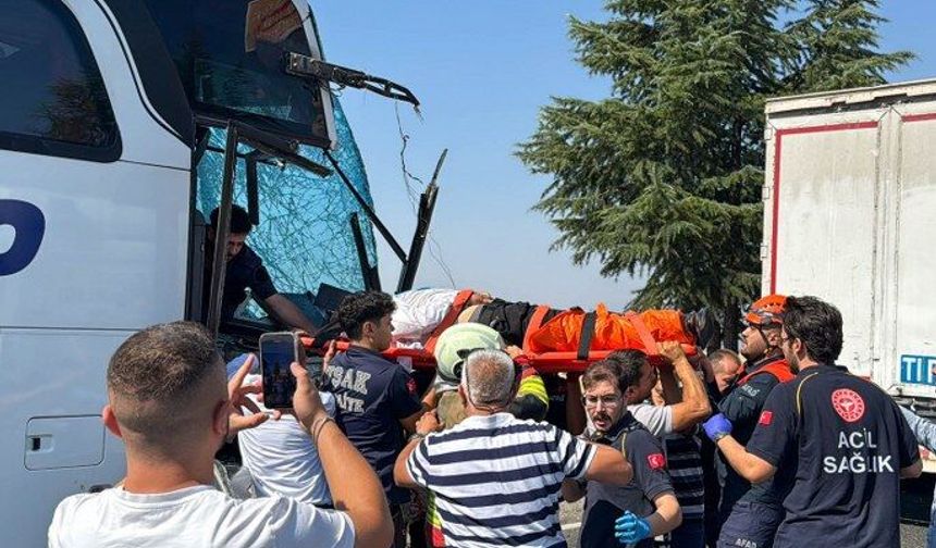 Otobüs kazasında ağır yaralanan muavin hayatını kaybetti