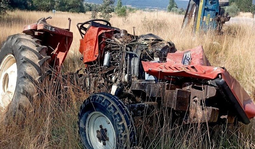 Tırın çarptığı traktörün sürücüsü hayatını kaybetti