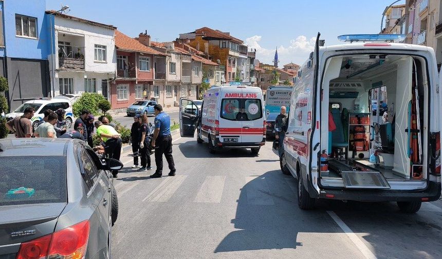 Motosiklet yayaya çarptı, 2 yaralı