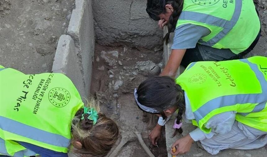 Aspendos'ta 2 bin 400 yıllık güreşçi mezarı keşfedildi