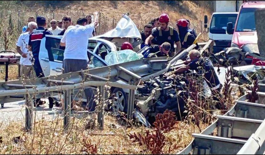 Direksiyon hakimiyetini kaybeden otomobil bariyere girdi
