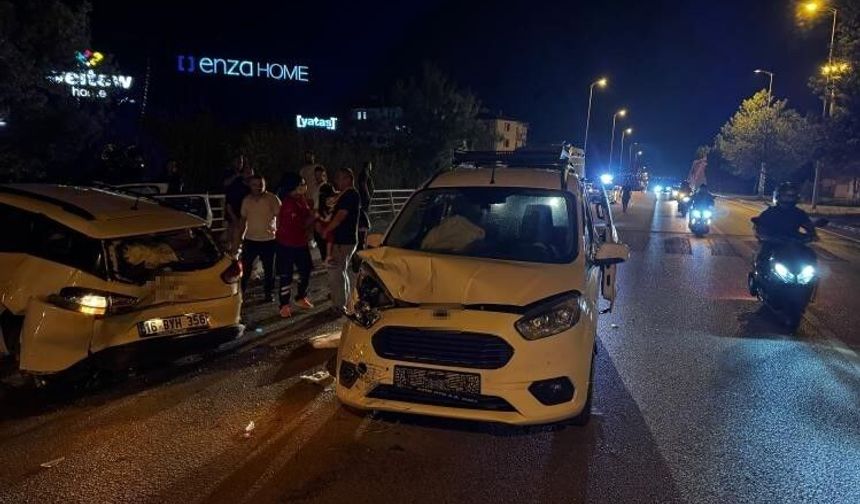 Hafif ticari araç otomobile çarptı: 7 yaralı
