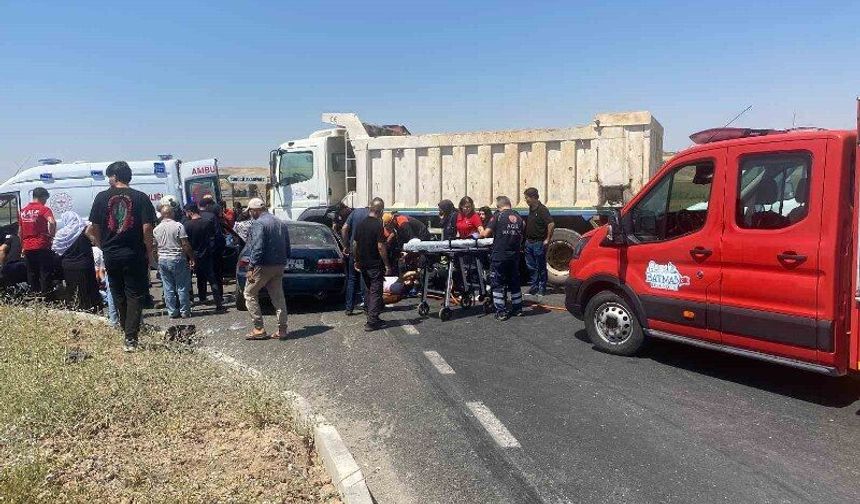 Kamyon ile otomobil çarpıştı: 4 yaralı