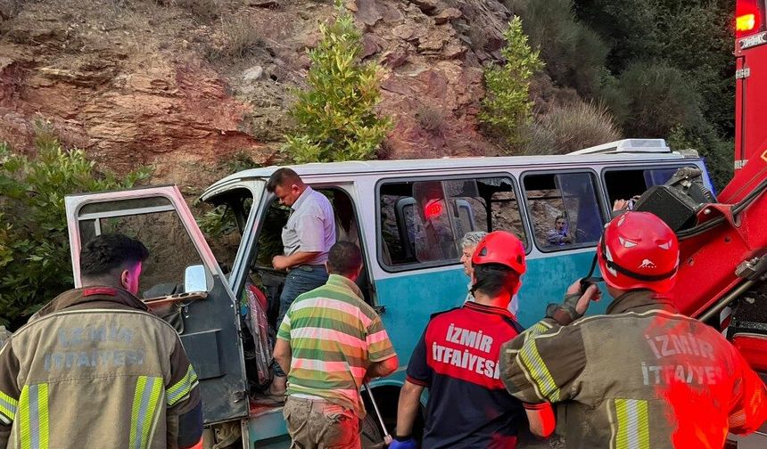 Tarım işçilerini taşıyan minibüs toprak zemine çarptı: 1 ölü, 8 yaralı