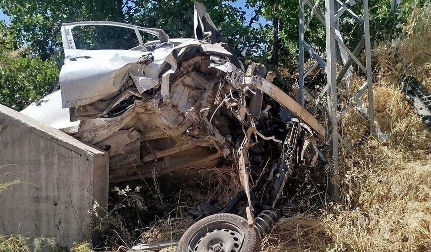 Kontrolden çıkan otomobil menfeze çarptı: Sürücü ağır yaralı