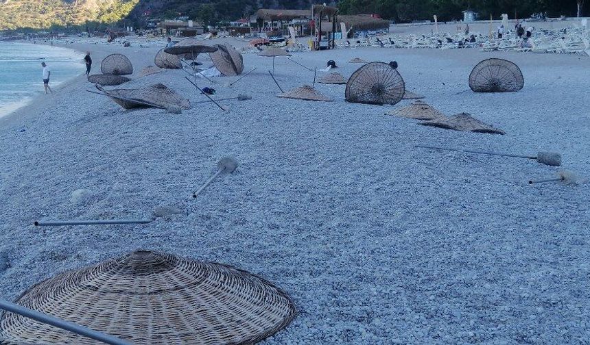 Fırtına Ölüdeniz’de etkili oluyor: Belceğiz’de her yer savaş alanına döndü