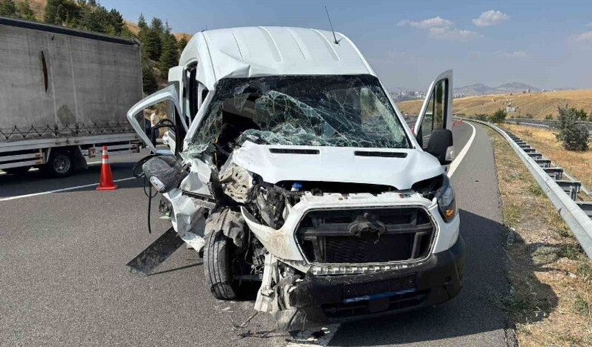 Servis aracı tıra arkadan çarptı: 1’i ağır 7 yaralı
