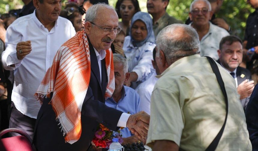 CHP Genel Başkanı Kılıçdaroğlu, İzmir'de vatandaşlarla kahvaltıda bir araya geldi