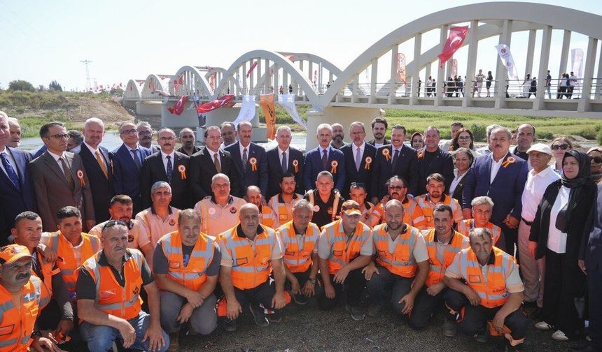 Ulaştırma ve Altyapı Bakanı Uraloğlu Tarihi Gediz Köprüsü'nün açılışında konuştu