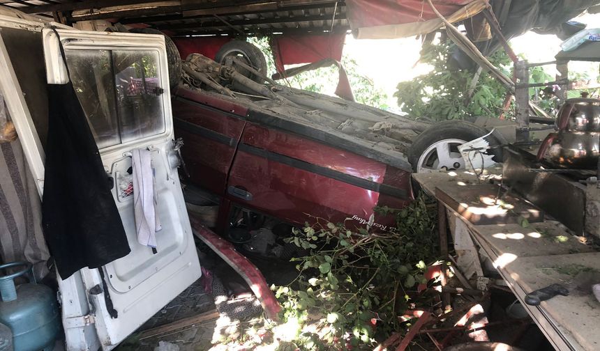 Ehliyetsiz Sürücü Kokoreç Tezgahına Daldı: 2 Yaralı
