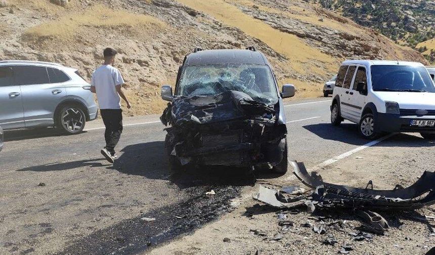Hafif ticari araç ile kamyonet çarpıştı: 4 yaralı