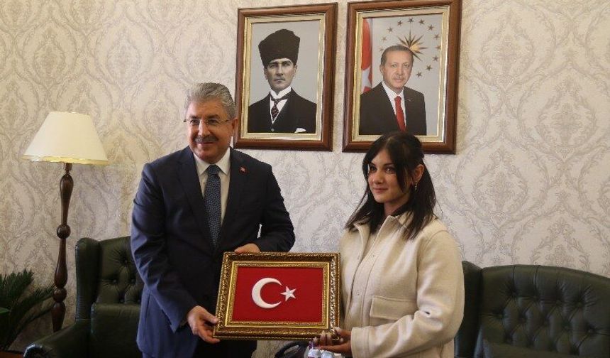 Yerde bulduğu Türk bayrağını kaldıran kurye valilikte ağırlandı