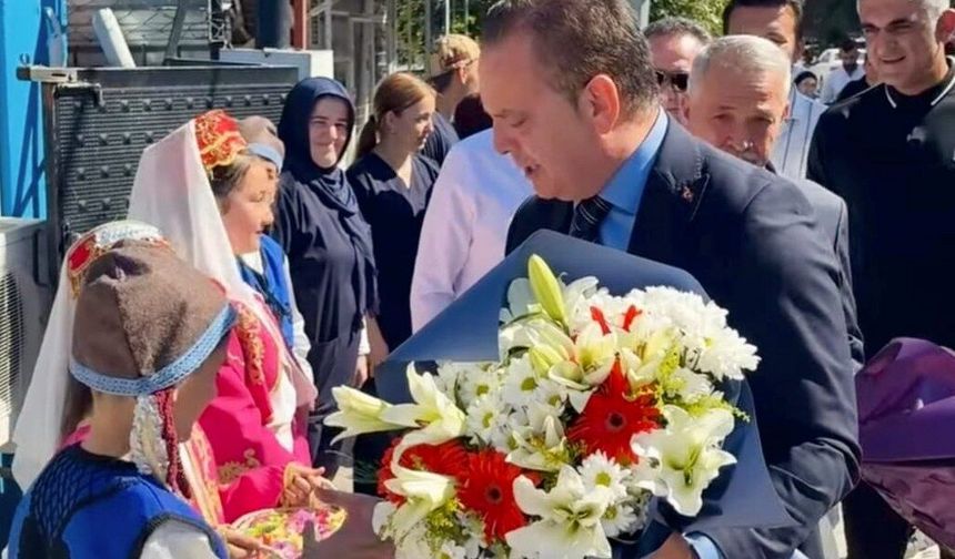 Kaymakam Akkaya Menteşeoğlu'nda öğrencilerin okul heyecanına ortak oldu
