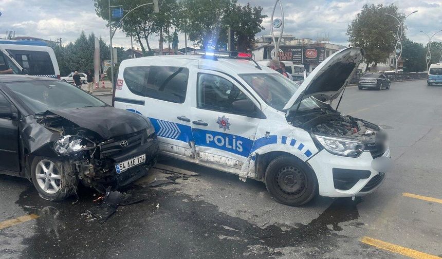 Polis aracı ile otomobil çarpıştı: 2'si polis, 5 yaralı