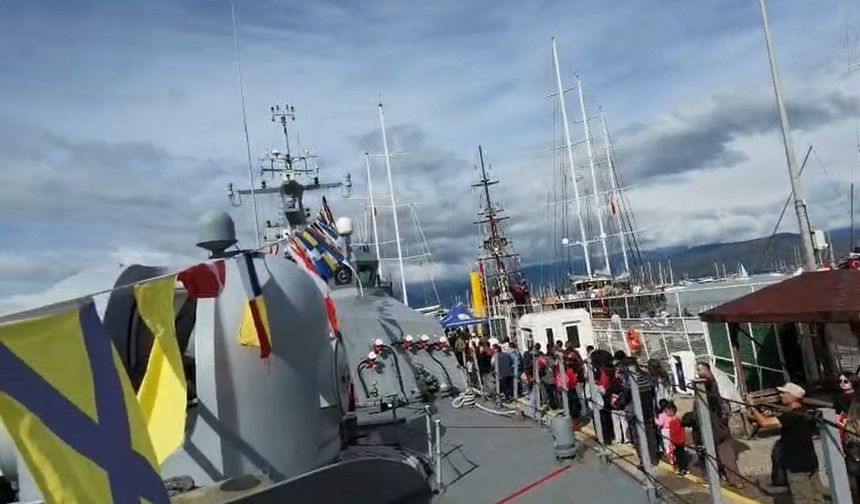 TCG KAŞ savaş gemisi Fethiye'de ziyarete açıldı, yoğun ilgi