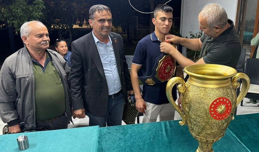 Karaçulhaspor’dan şampiyon güreşçi Kadir Buğra Dikik’e anlamlı ödül