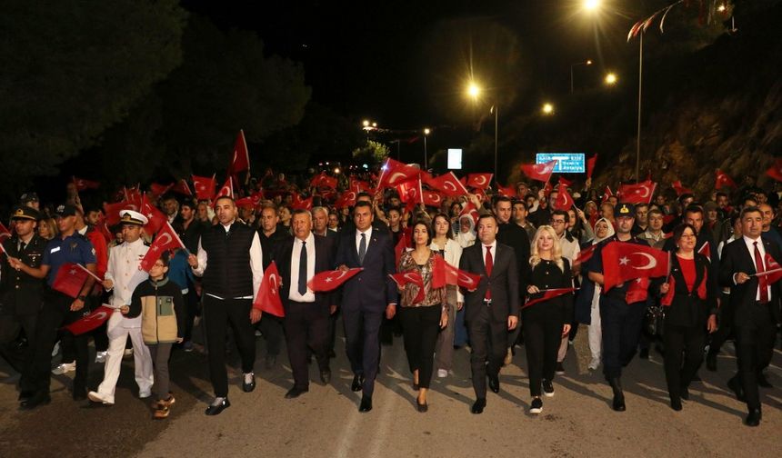 Kaş'ta Cumhuriyet coşkusu karada ve denizde yaşandı!