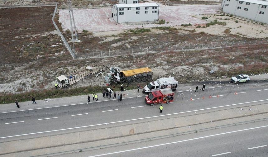 Tır, demir yüklü kamyona çarptı: 1 ölü, 1 yaralı