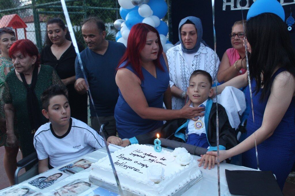 Bedensel Engelli Öğrencinin Diploma Sevinci (1) 1024X682