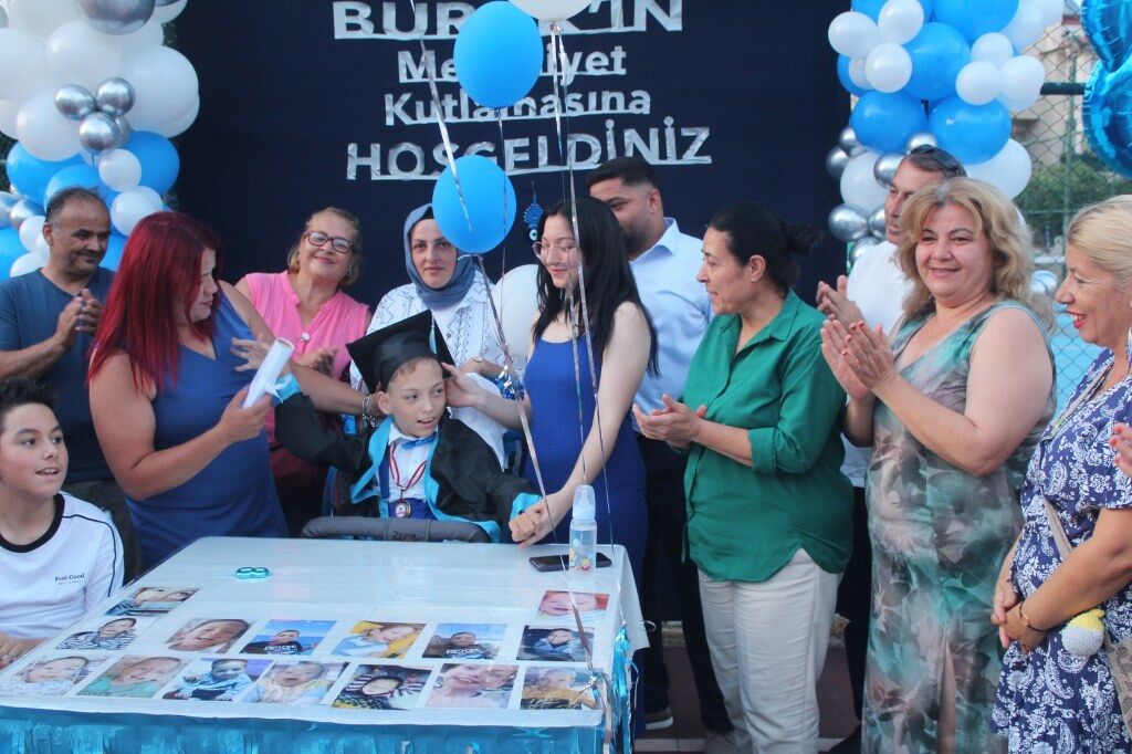 Bedensel Engelli Öğrencinin Diploma Sevinci (2) 1024X682