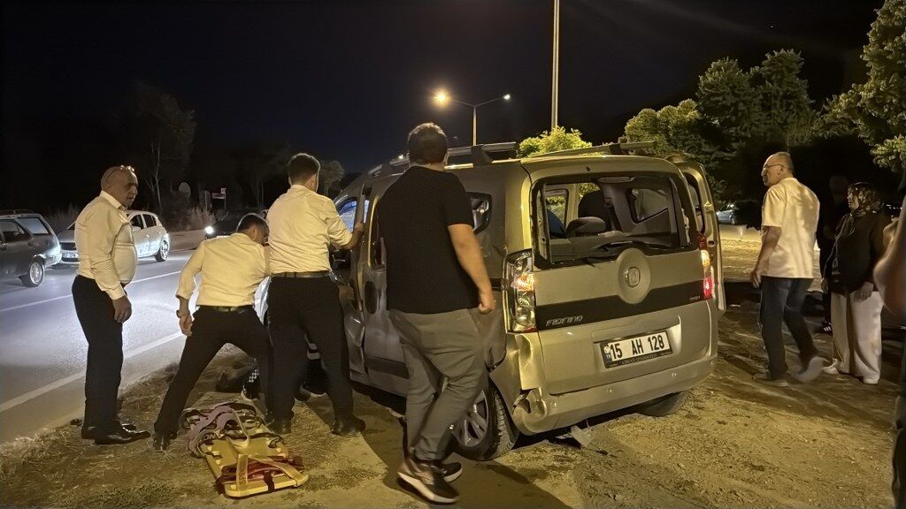 Burdurda Hafif Ticari Aracla Yolcu Otobusunun Carpistigi Kazada 3 Kisi Yaralandi (3) 1024X576 1024X576