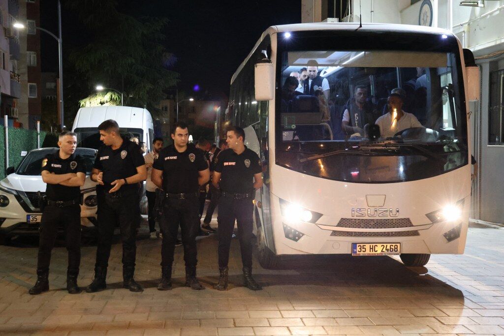 Seferihisar Belediyesi Sorusturmasinda Belediye Baskani Yetiskin Ve 19 Supheli Adliyede (2) 1024X683