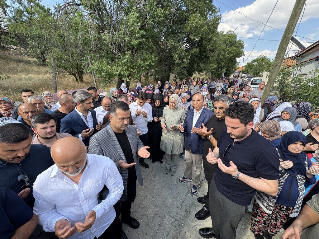Ak Parti Genel Baskan Yardimcisi Kayanin Halasinin Cenazesi Muglada Defnedildi (1) 1024X768