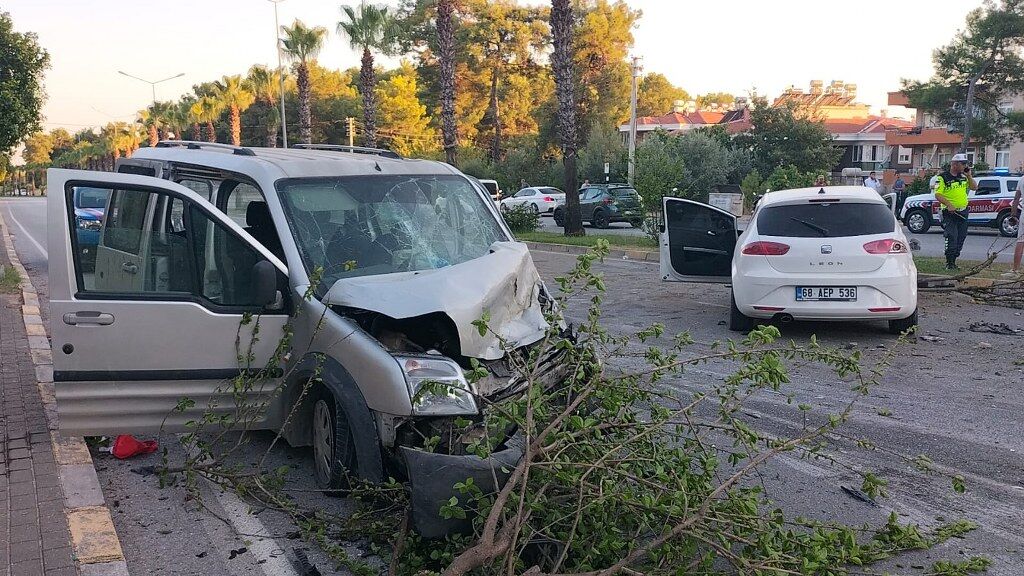 Antalyada Otomobil Ile Hafif Ticari Aracin Carpistigi Kazada 5 Kisi Yaralandi (1) 1024X576
