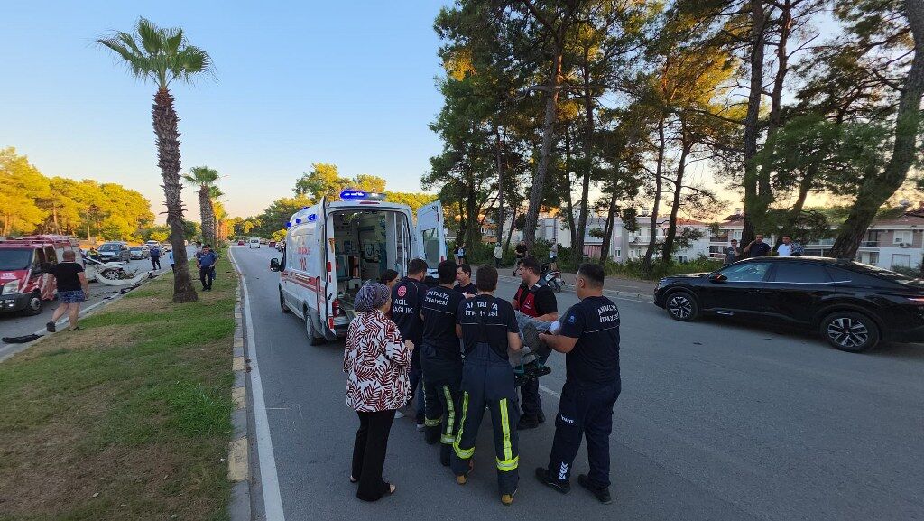 Antalyada Otomobil Ile Hafif Ticari Aracin Carpistigi Kazada 5 Kisi Yaralandi (3) 1024X577