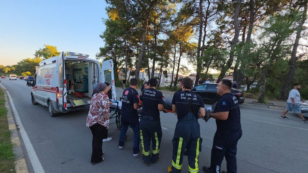 Antalyada Otomobil Ile Hafif Ticari Aracin Carpistigi Kazada 5 Kisi Yaralandi (4) 1024X577