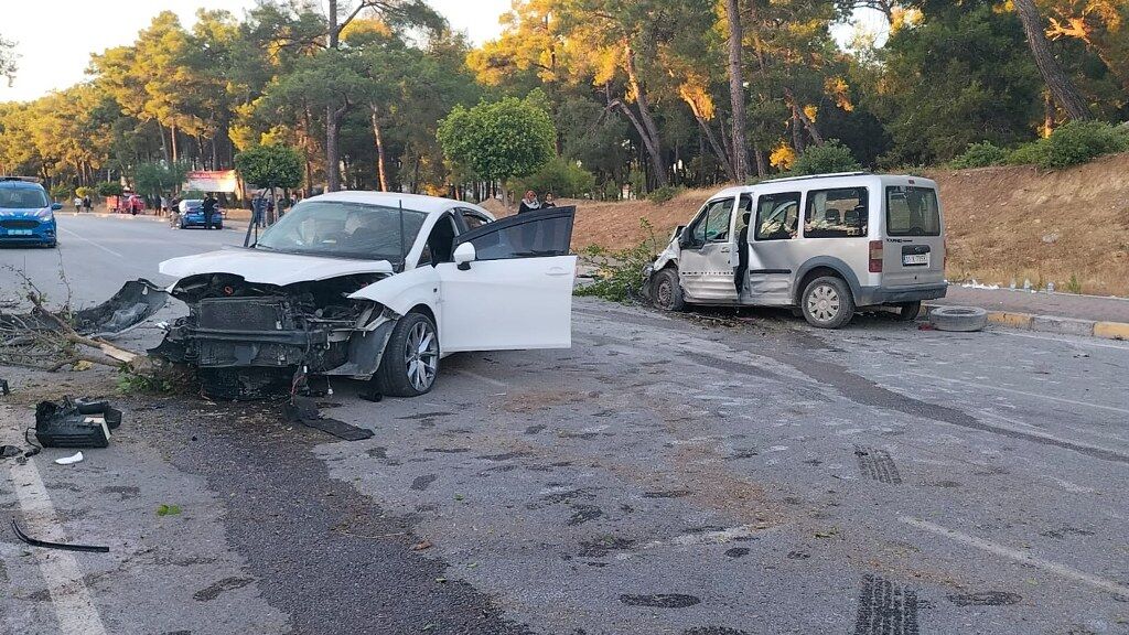 Antalyada Otomobil Ile Hafif Ticari Aracin Carpistigi Kazada 5 Kisi Yaralandi (5) 1024X576