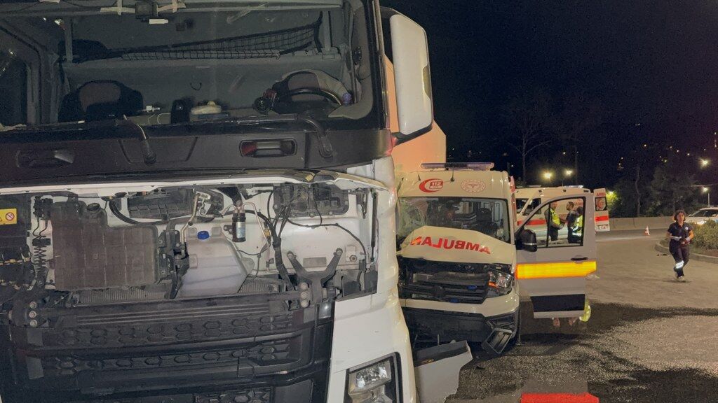 Tır Ambulans Kaza (3) 1024X576