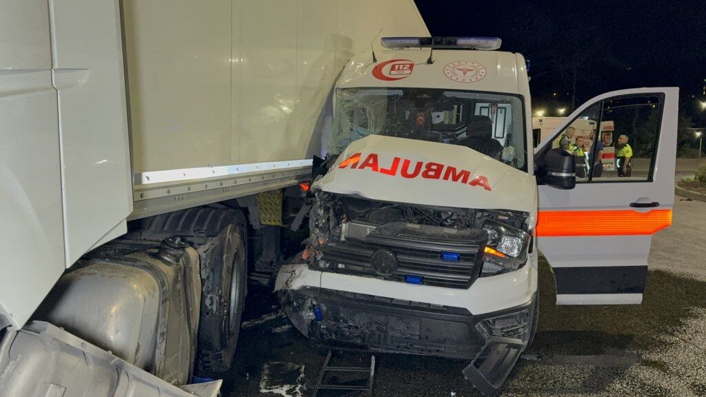 Tır Ambulans Kaza (4) 1024X576