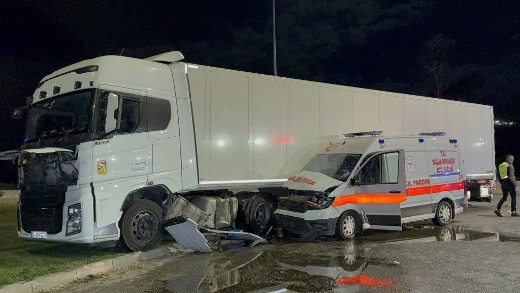 Tır Ambulans Kaza (6) 1024X576