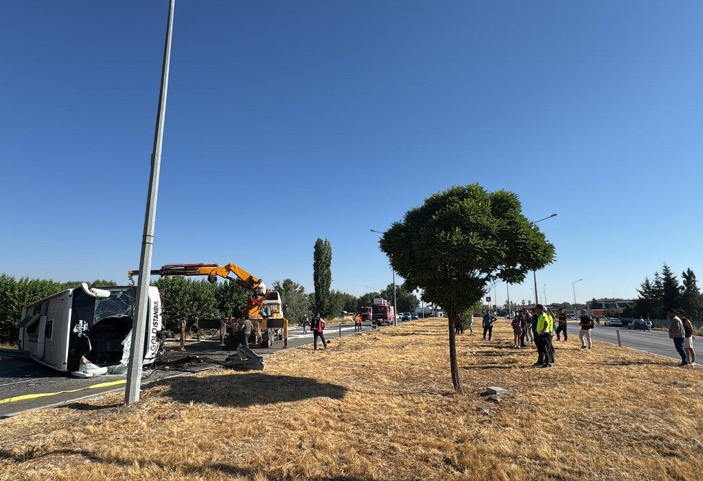Afyonkarahisarda Yolcu Otobusunun Devrildigi Kazada 22 Kisi Yaralandi (1) 1024X701