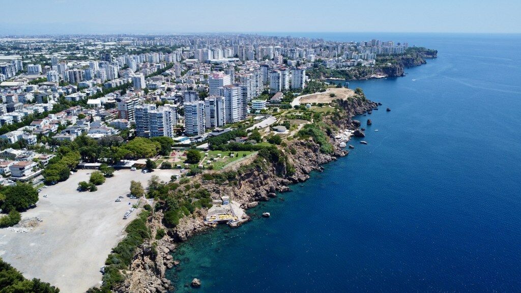 Antalyada Falez Plajlari Tatilcileri Akdenizin Serin Sulariyla Bulusturuyor (10) 1024X576