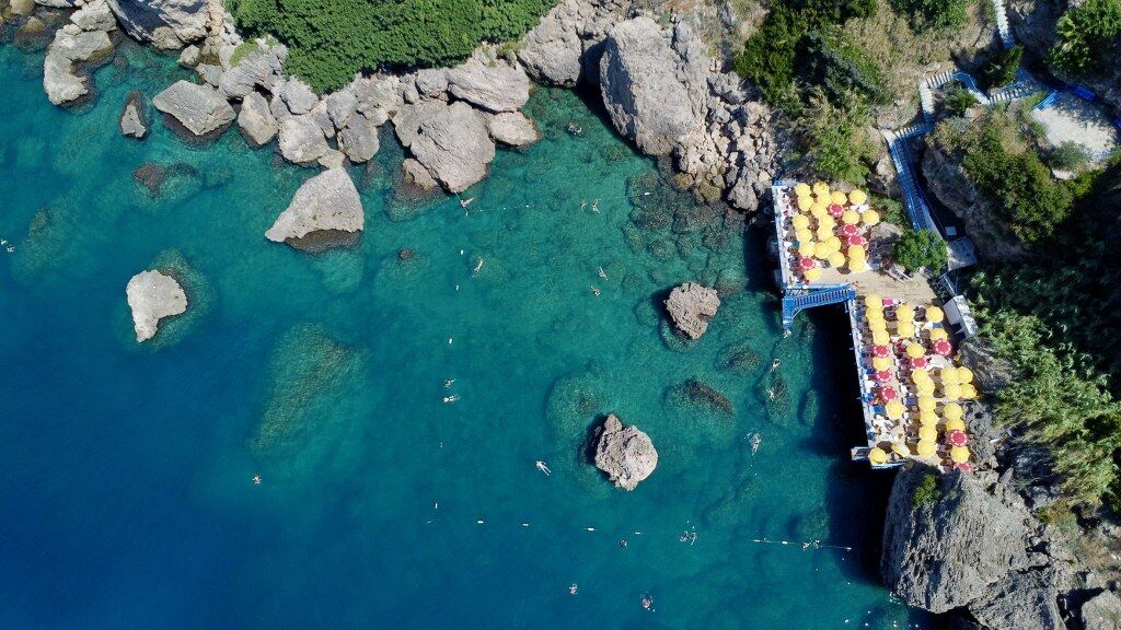 Antalyada Falez Plajlari Tatilcileri Akdenizin Serin Sulariyla Bulusturuyor (2) 1024X576