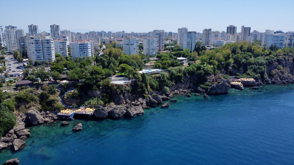 Antalyada Falez Plajlari Tatilcileri Akdenizin Serin Sulariyla Bulusturuyor (3) 1024X576