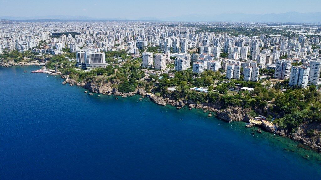 Antalyada Falez Plajlari Tatilcileri Akdenizin Serin Sulariyla Bulusturuyor (6) 1024X576