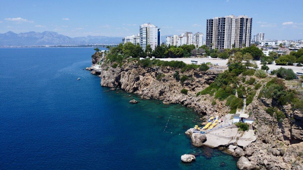 Antalyada Falez Plajlari Tatilcileri Akdenizin Serin Sulariyla Bulusturuyor (9) 1024X576