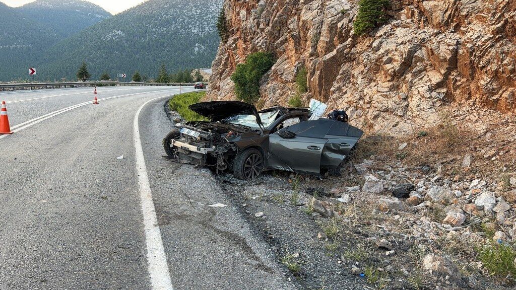Antalyada Otomobilin Kontrolden Cikmasi Sonucu 1 Kisi Oldu 2 Kisi Yaralandi (2) 1024X576