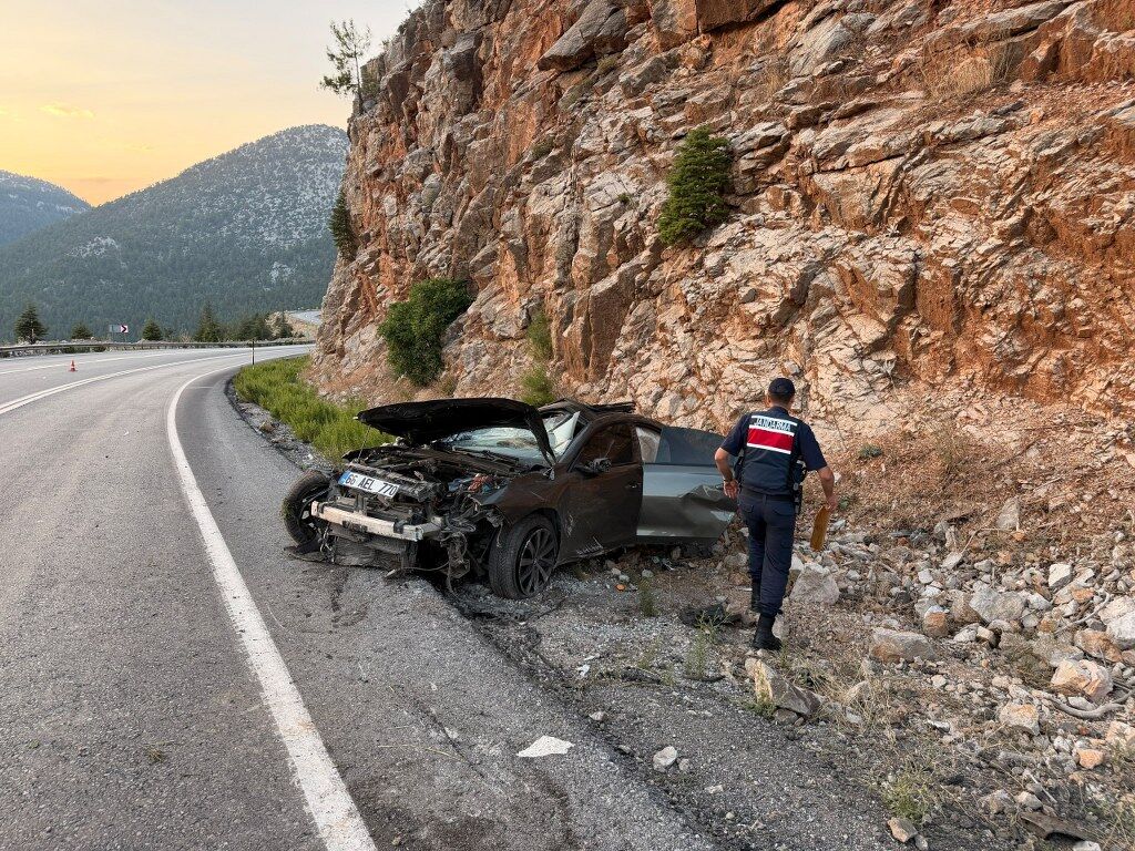 Antalyada Otomobilin Kontrolden Cikmasi Sonucu 1 Kisi Oldu 2 Kisi Yaralandi (3) 1024X768