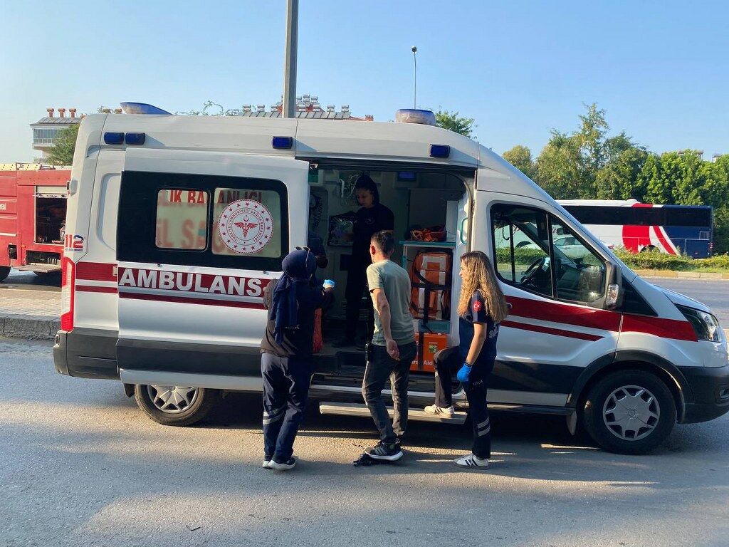 Antalyada Seyir Halindeki Otomobilde Cikan Yanginda 4 Kisi Yaralandi (1) 1024X768