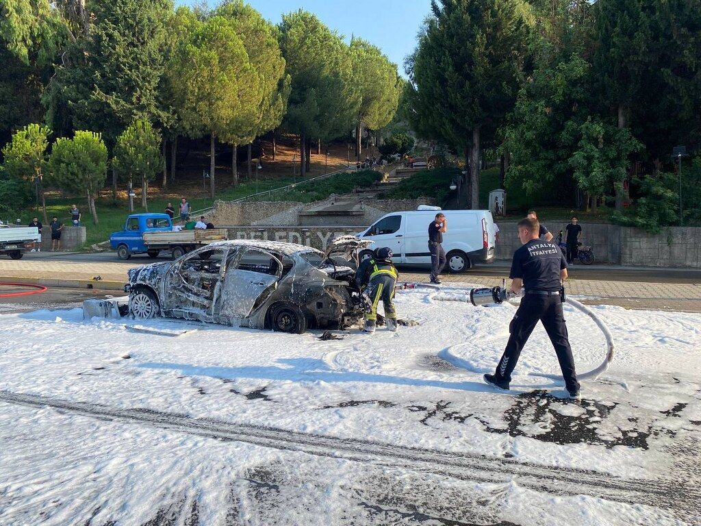 Antalyada Seyir Halindeki Otomobilde Cikan Yanginda 4 Kisi Yaralandi (3) 1024X768