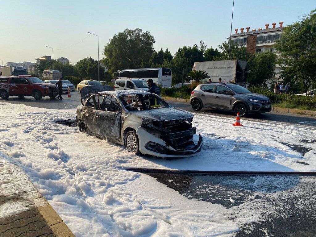 Antalyada Seyir Halindeki Otomobilde Cikan Yanginda 4 Kisi Yaralandi (4) 1024X768