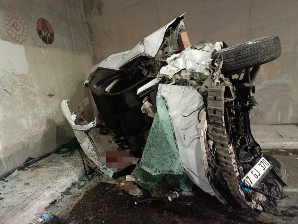 Antalyada Tunelde Duvara Carpan Hafif Ticari Aractaki Cift Hayatini Kaybetti (2) 1023X768