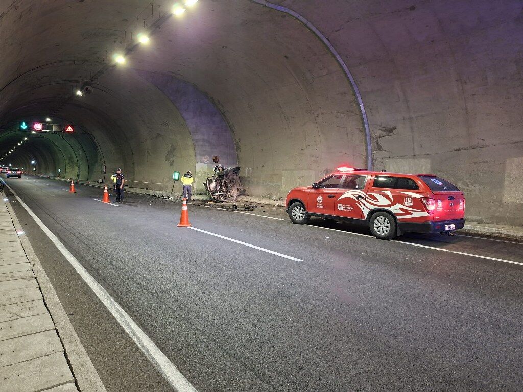 Antalyada Tunelde Duvara Carpan Hafif Ticari Aractaki Cift Hayatini Kaybetti (3) 1024X768